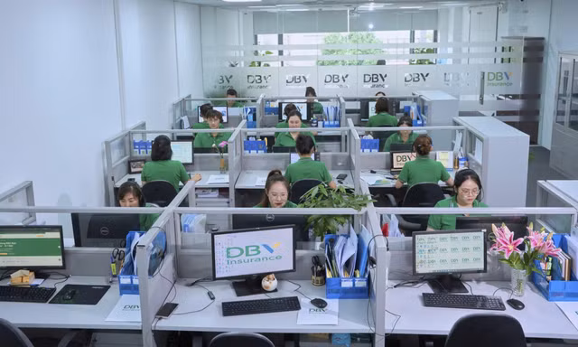 Những người phụ nữ lặng thầm 'hứng' bão giông để giữ trọn niềm tin
