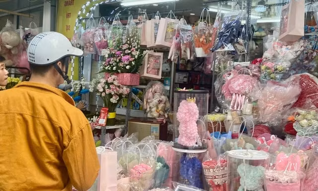 Đa dạng các mẫu hoa rực rỡ trong ngày Valentine 14/2, đáp ứng nhiều nhu cầu của khách hàng.