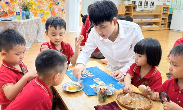 Bình An cùng các bạn nhỏ khám phá quả trứng.