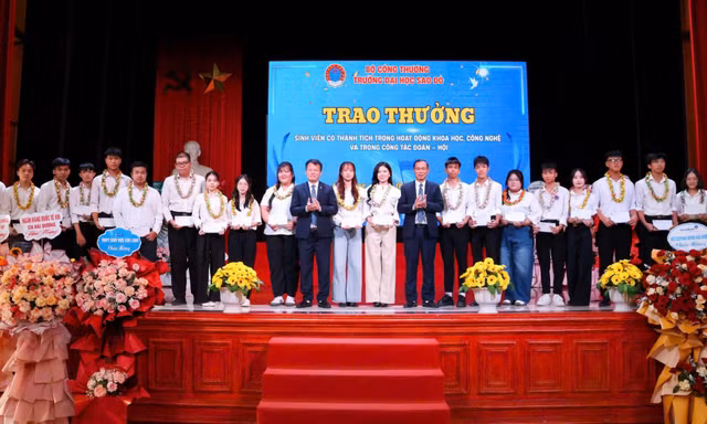 Trường Đại học Sao Đỏ tăng hợp tác doanh nghiệp, trao 186 suất học bổng và hỗ trợ hơn 300 triệu đồng cho sinh viên