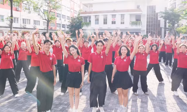 Gần 150 sinh viên trường ĐH Ngoại thương góp sức thực hiện MV chào đón tân sinh viên K65