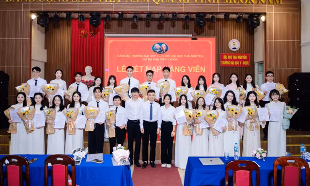 Trường ĐH Y - Dược (ĐH Thái Nguyên): Kết nạp 26 đảng viên mới tại Chi bộ sinh viên Y khoa 