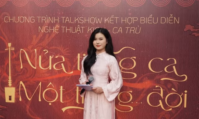 MC Mỹ Tâm dẫn chương trình “Nửa tiếng ca - Một tiếng đời”.