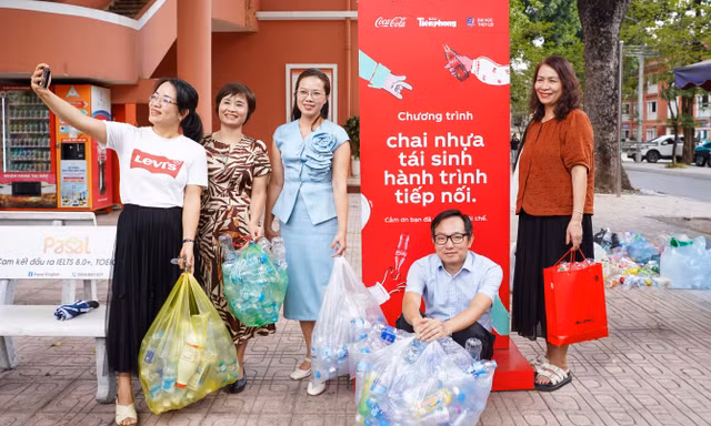 Thầy cô trường ĐH Thủy lợi cùng sinh viên hưởng ứng hành trình tái sinh chai nhựa