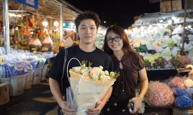 Người trẻ Hà Nội chọn hoa gửi trao yêu thương dịp 20/10 
