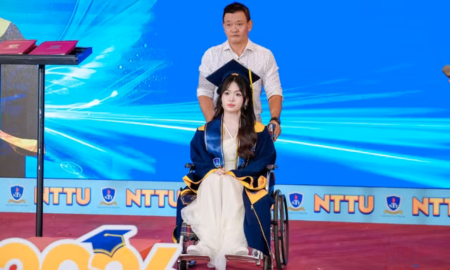 Hơn 20 năm cha đưa con đến trường, ngày tốt nghiệp cùng con nhận bằng