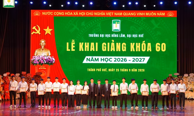 Trao học bổng gần 1,5 tỷ đồng cho sinh viên trong ngày khai giảng