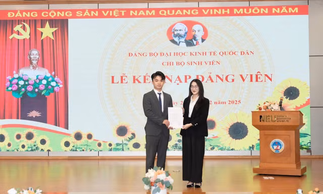Đức Phát vinh dự được kết nạp vào Đảng Cộng sản Việt Nam.