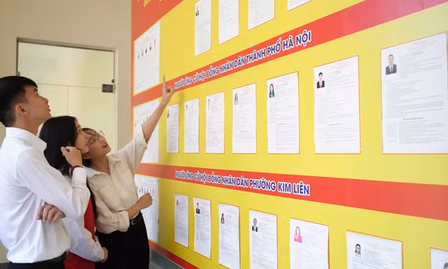 Hồng Nhung (đứng ngoài cùng bên trái) cùng các bạn tìm hiểu danh sách ứng cử viên.