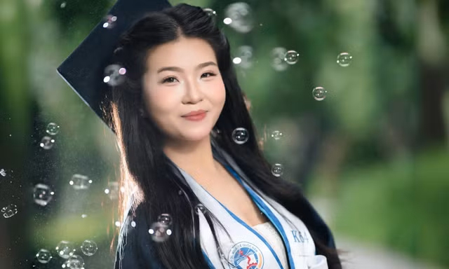 Từ nữ sinh chuyên Sinh đến thủ khoa ngành Kinh tế Phát triển: 'Chậm lại để lắng nghe, mạnh dạn để lựa chọn'