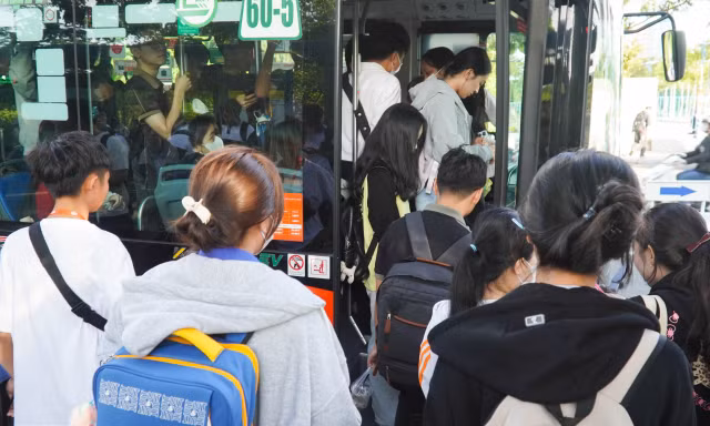 Dậy từ 5 giờ vẫn không đón được xe buýt: Sở Xây dựng TPHCM chỉ đạo 'khẩn'