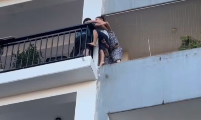 Bồng trẻ leo ban công thoát khỏi căn nhà 6 tầng cháy dữ dội