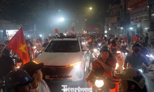 Người Hải Phòng đốt pháo sáng rực phố ăn mừng chiến thắng