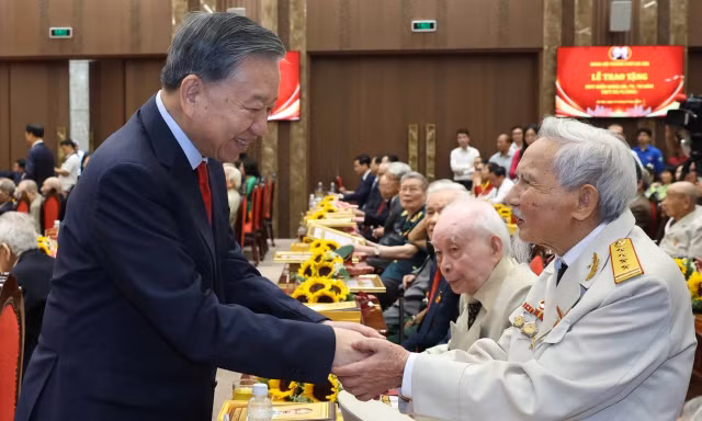Tổng Bí thư, Chủ tịch nước trao Huy hiệu Đảng tặng các đảng viên lão thành Thủ đô