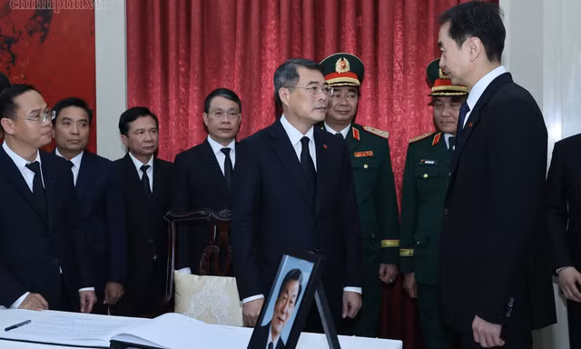 Thủ tướng Lê Minh Hưng viếng nguyên Thủ tướng Trung Quốc Chu Dung Cơ
