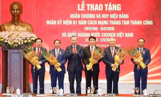 Nguyên Chủ tịch nước Lương Cường, nguyên Thủ tướng Phạm Minh Chính nhận Huân chương Hồ Chí Minh