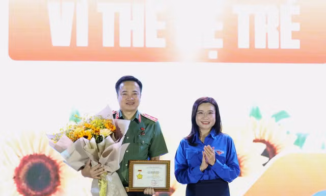 Trung tướng Mai Hoàng nhận Kỷ niệm chương 'Vì thế hệ trẻ'