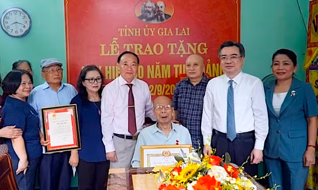 2 đảng viên lão thành ở Gia Lai nhận huy hiệu 80 năm tuổi Đảng