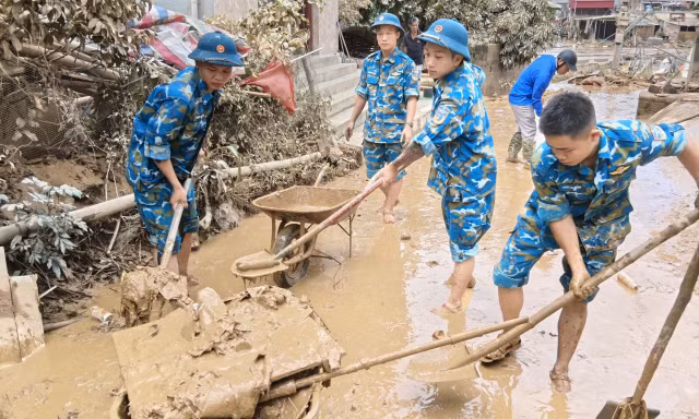 Chiến sĩ ra đa lội bùn giúp dân sau bão