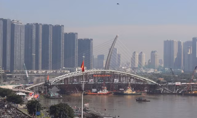 Đang hợp long cầu đi bộ 3.400 tấn qua sông Sài Gòn