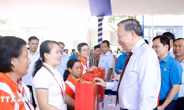 Tổng Bí thư, Chủ tịch nước động viên công nhân, người lao động ở TP Hồ Chí Minh