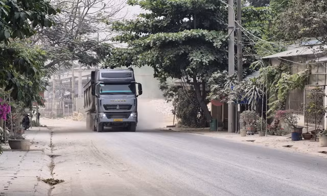 Đường bụi bặm quanh năm ở Lào Cai ảnh hưởng nặng nề với du lịch hồ Thác Bà