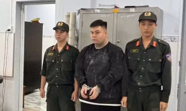 Vay tiền không trả còn mua súng bắn chủ nợ 3 phát đạn
