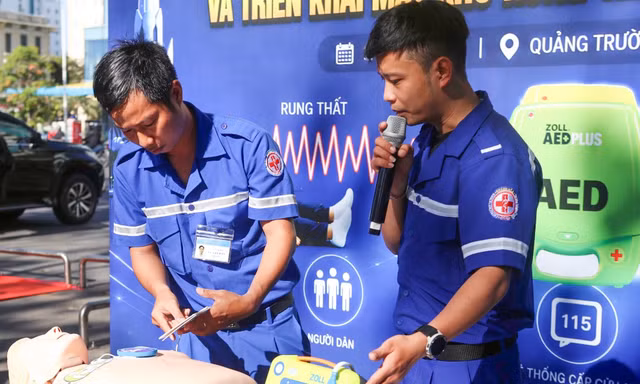 Lắp đặt máy cấp cứu người dân bị ngưng tim dọc biển Nha Trang