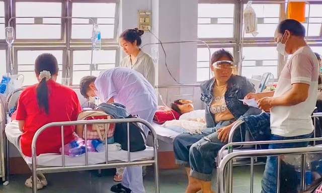 105 người bị sốt và nôn ói sau khi ăn bánh mì 