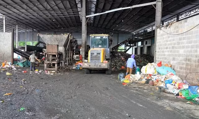 Thời điểm thanh tra, bãi chứa 1.000m² của nhà máy chưa làm nền bê tông.
