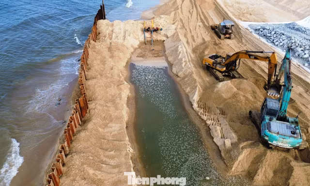 Nhìn gần công trình ‘lá chắn’ 260 tỷ đồng tăng tốc thi công trước biển Thuận An