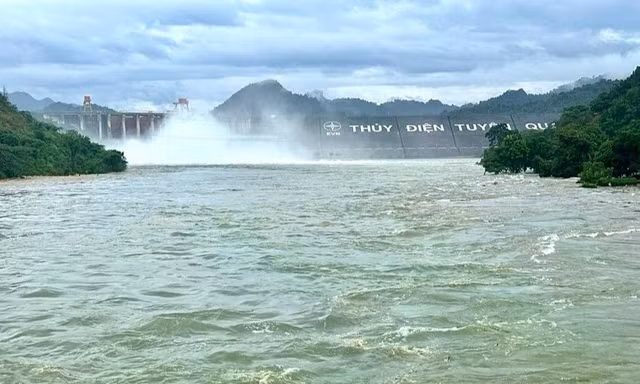 Ứng phó mưa lớn, Thuỷ điện Tuyên Quang mở cửa xả đáy