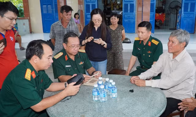 Cuộc gặp xúc động giữa Chính ủy Bộ Tư lệnh TPHCM với thân nhân liệt sĩ Huỳnh Văn Quên