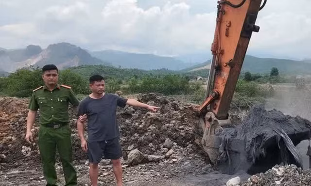 Công an Quảng Ninh lật tẩy chiêu trò chôn lấp trái phép hàng trăm tấn chất thải