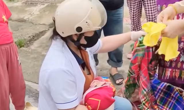 Sản phụ 'đẻ rơi' con trên đường đến cơ sở y tế