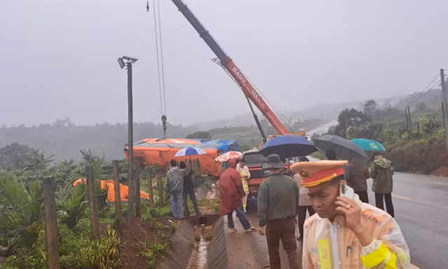 Tiếng khóc xé lòng của thân nhân người chết trong vụ xe khách lật ở Gia Lai 