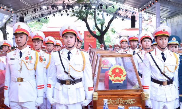 Sáng nay diễn ra Lễ viếng, truy điệu và an táng 731 hài cốt liệt sĩ được quy tập tại Công viên Lê Thị Riêng