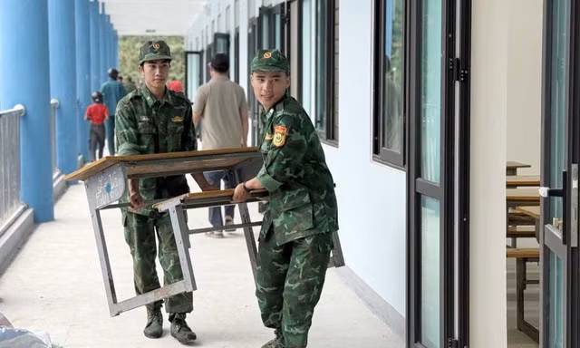 Lính Biên phòng góp sức làm đẹp trường học vùng biên