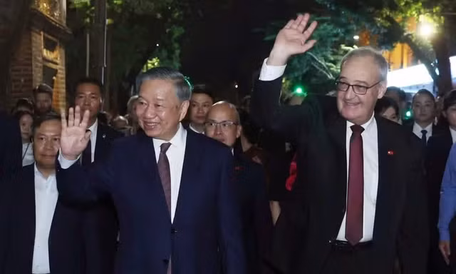 Tổng Bí thư, Chủ tịch nước Tô Lâm và Phu nhân cùng Tổng thống Thụy Sĩ và Phu nhân dạo phố đi bộ hồ Hoàn Kiếm