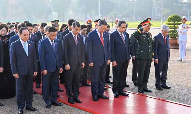 Lãnh đạo Đảng, Nhà nước và đại biểu Quốc hội vào Lăng viếng Chủ tịch Hồ Chí Minh 