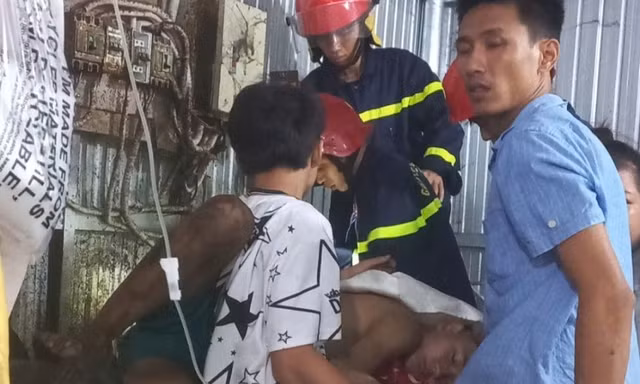 Khẩn cấp cứu nam thanh niên bị mắc kẹt cánh tay trong máy tái chế nhựa