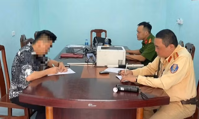 Thanh niên 'đánh võng' ô tô trên đường bị phạt 45 triệu đồng, tước bằng lái 11 tháng