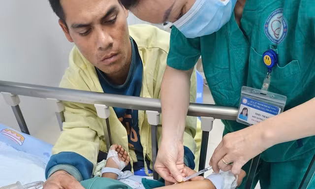 Nhờ tiêm thuốc giải độc Botulinum kịp thời, súc khoẻ các con của anh Mía đã có chuyển biến tích cực.
