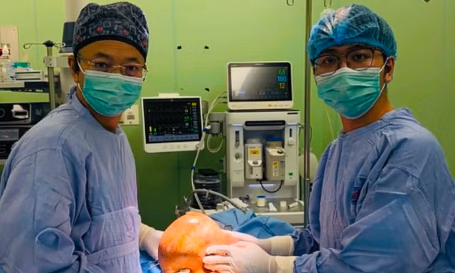 Người phụ nữ ngại đi khám khiến khối u ở ngực to bằng quả bưởi gây đau đớn