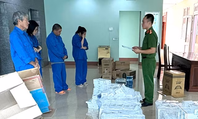  4 người trong một gia đình cùng bị khởi tố, công an thu giữ gần 9000 gói thuốc lá nhập lậu