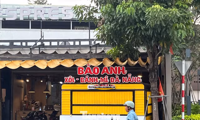 Hàng chục người nghi bị ngộ độc sau khi ăn bánh mì từ xe đẩy ở TPHCM 