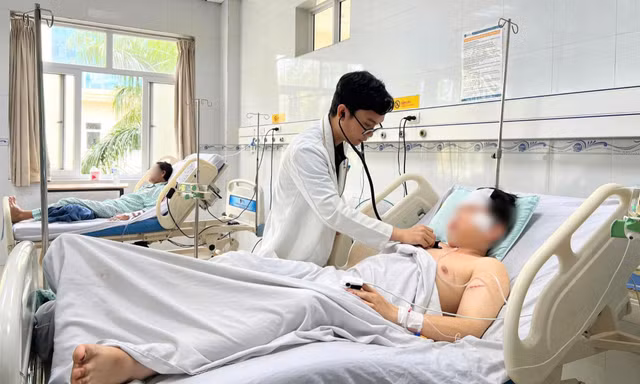 Sau nhiều giờ phẫu thuật, ông Năm được các bác sĩ tiếp tục theo dõi tại phòng chăm sóc tích cực.
