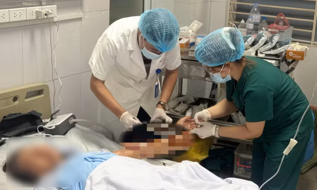 Chó nhà bất ngờ tấn công: Người gãy xương, người lóc da cẳng tay lộ gân cơ