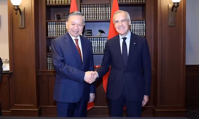 Tổng Bí thư, Chủ tịch nước Tô Lâm và Thủ tướng Canada Mark Carney chụp ảnh chung. (Ảnh: Thống Nhất/TTXVN)