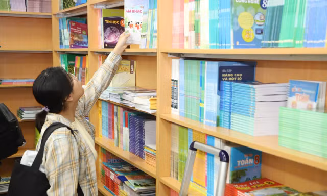 Vì sao thiếu sách giáo khoa?
